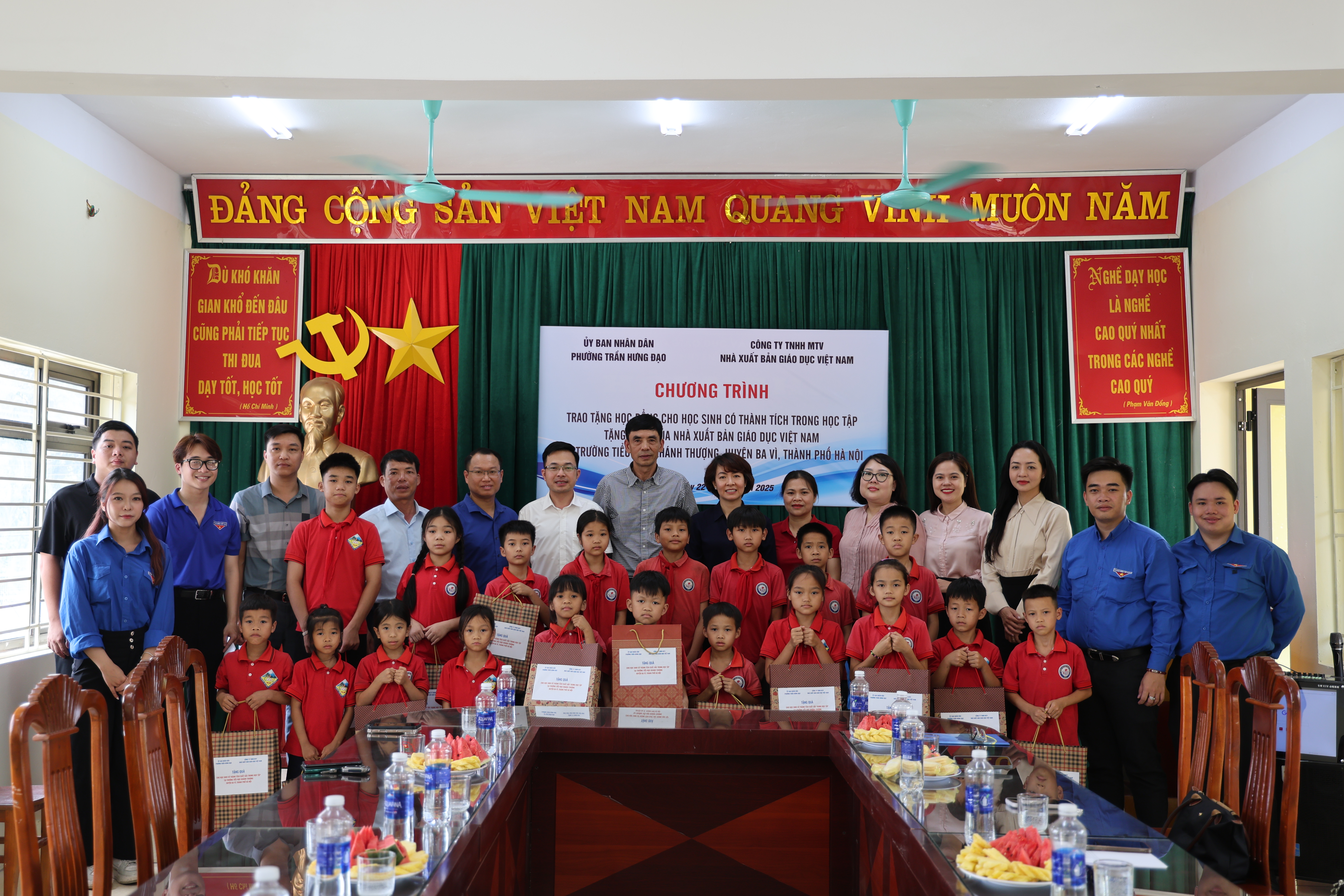 Nhà xuất bản Giáo dục Việt Nam tặng sách và học bổng cho Trường Tiểu học Khánh Thượng, huyện Ba Vì, TP. Hà Nội