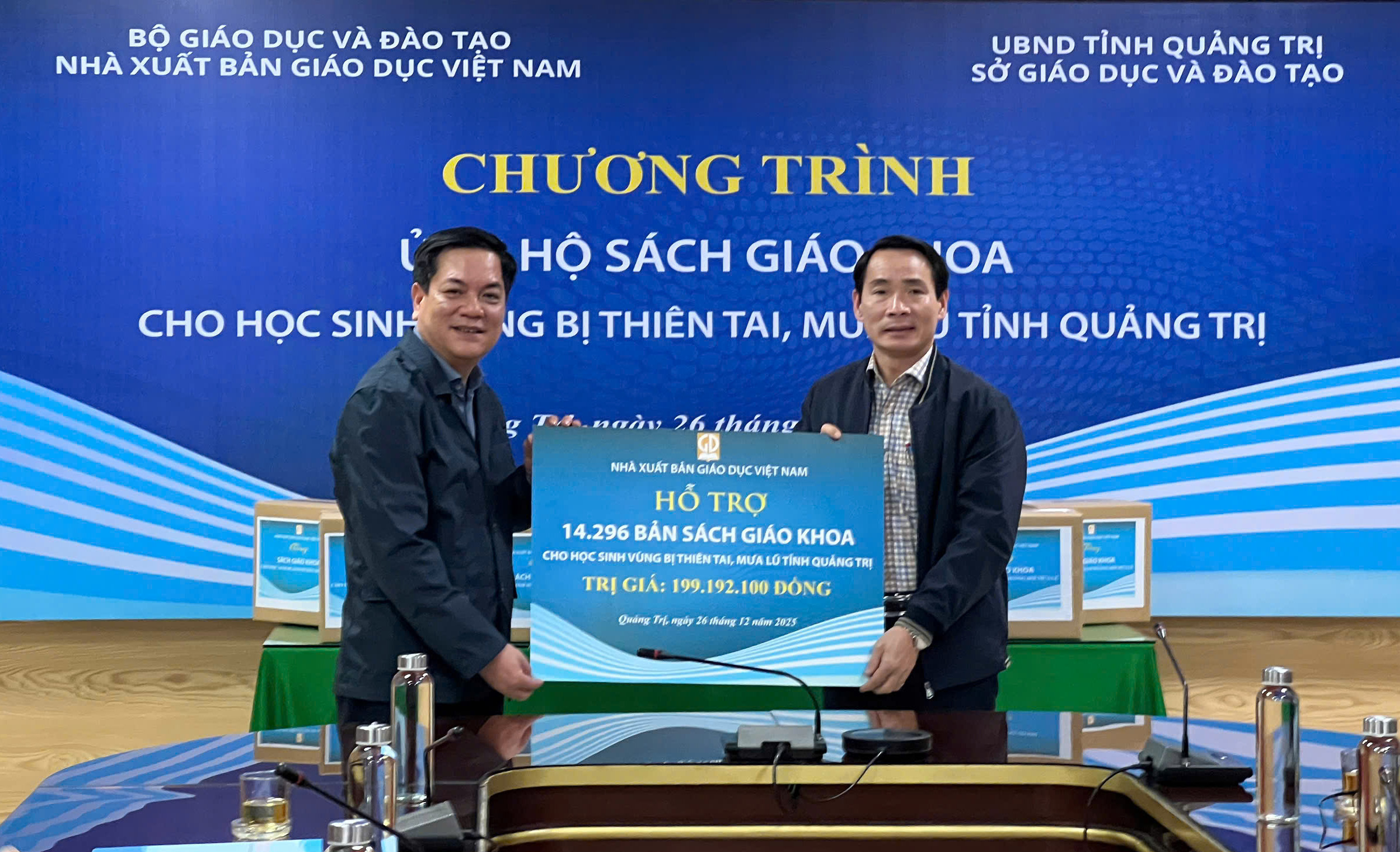 Nhà xuất bản Giáo dục Việt Nam trao tặng 14.296 bản sách giáo khoa cho học sinh vùng lũ tỉnh Quảng Trị