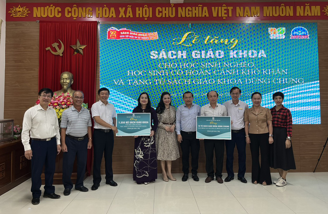 Trao tặng 3.654 bộ sách giáo khoa cho học sinh nghèo và tủ sách dùng chung của các trường học