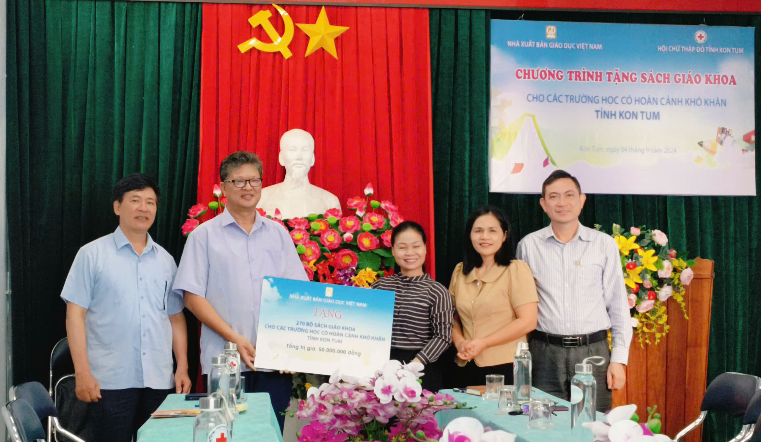 Trao tặng 270 bộ sách giáo khoa cho học sinh có hoàn cảnh khó khăn tỉnh Kon Tum