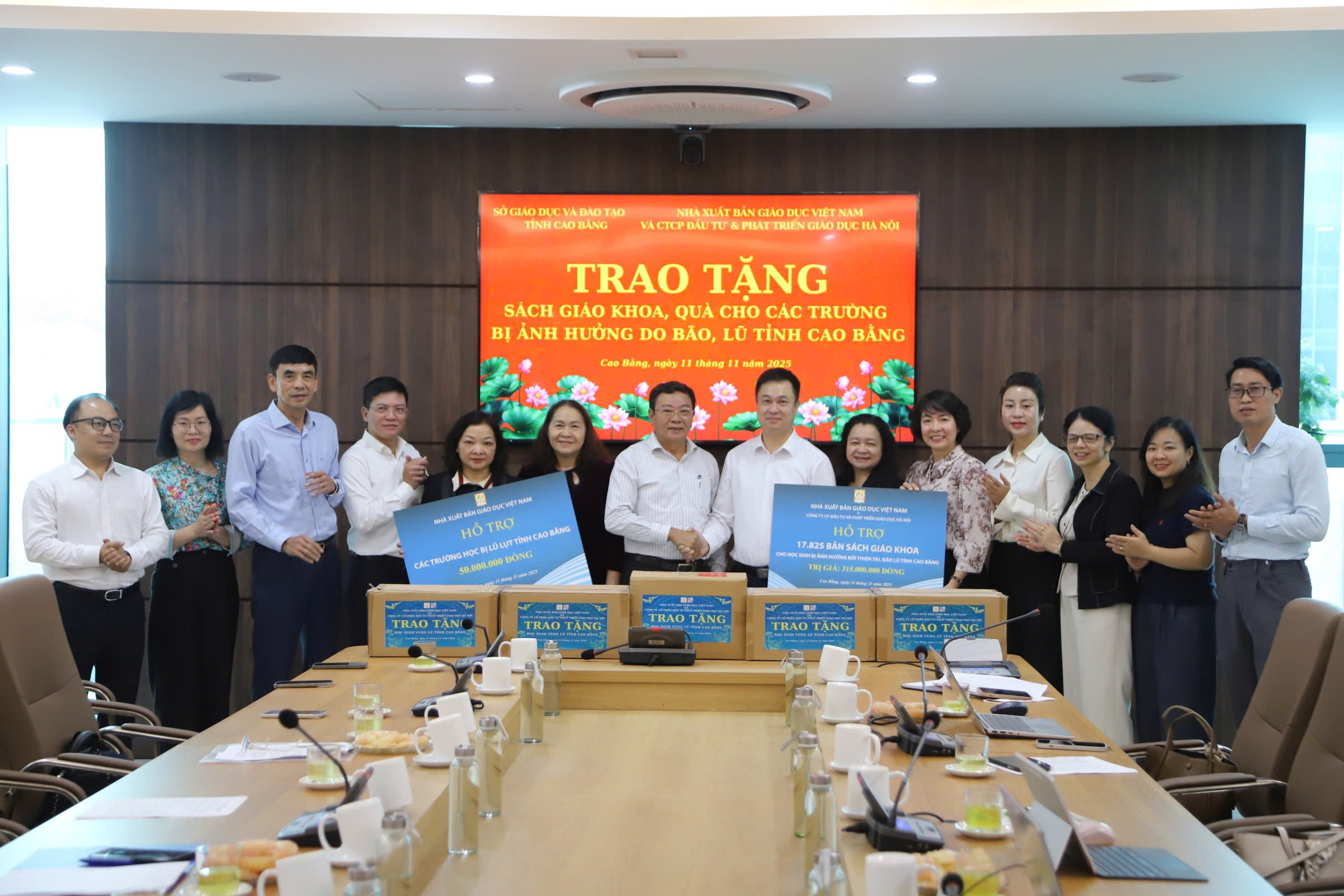 Nhà xuất bản Giáo dục Việt Nam hỗ trợ ngành Giáo dục tỉnh Cao Bằng khắc phục hậu quả bão lũ