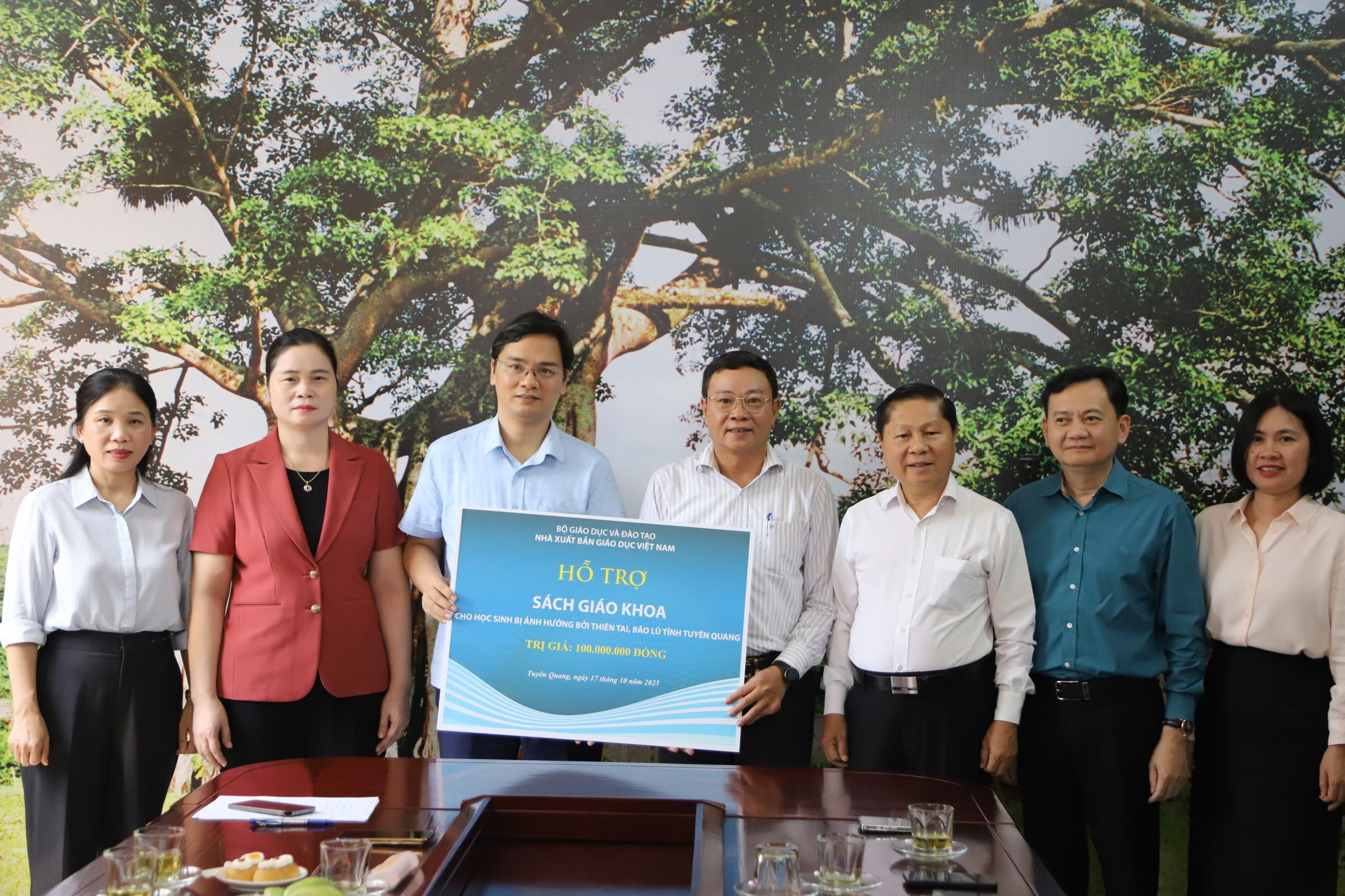 NXB Giáo dục Việt Nam chia sẻ kịp thời với ngành Giáo dục tỉnh Tuyên Quang sau mưa lũ