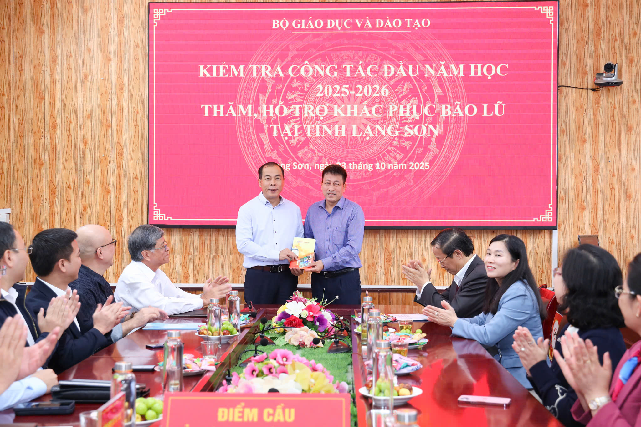 Nhà xuất bản Giáo dục Việt Nam chung tay ủng hộ ngành Giáo dục Lạng Sơn