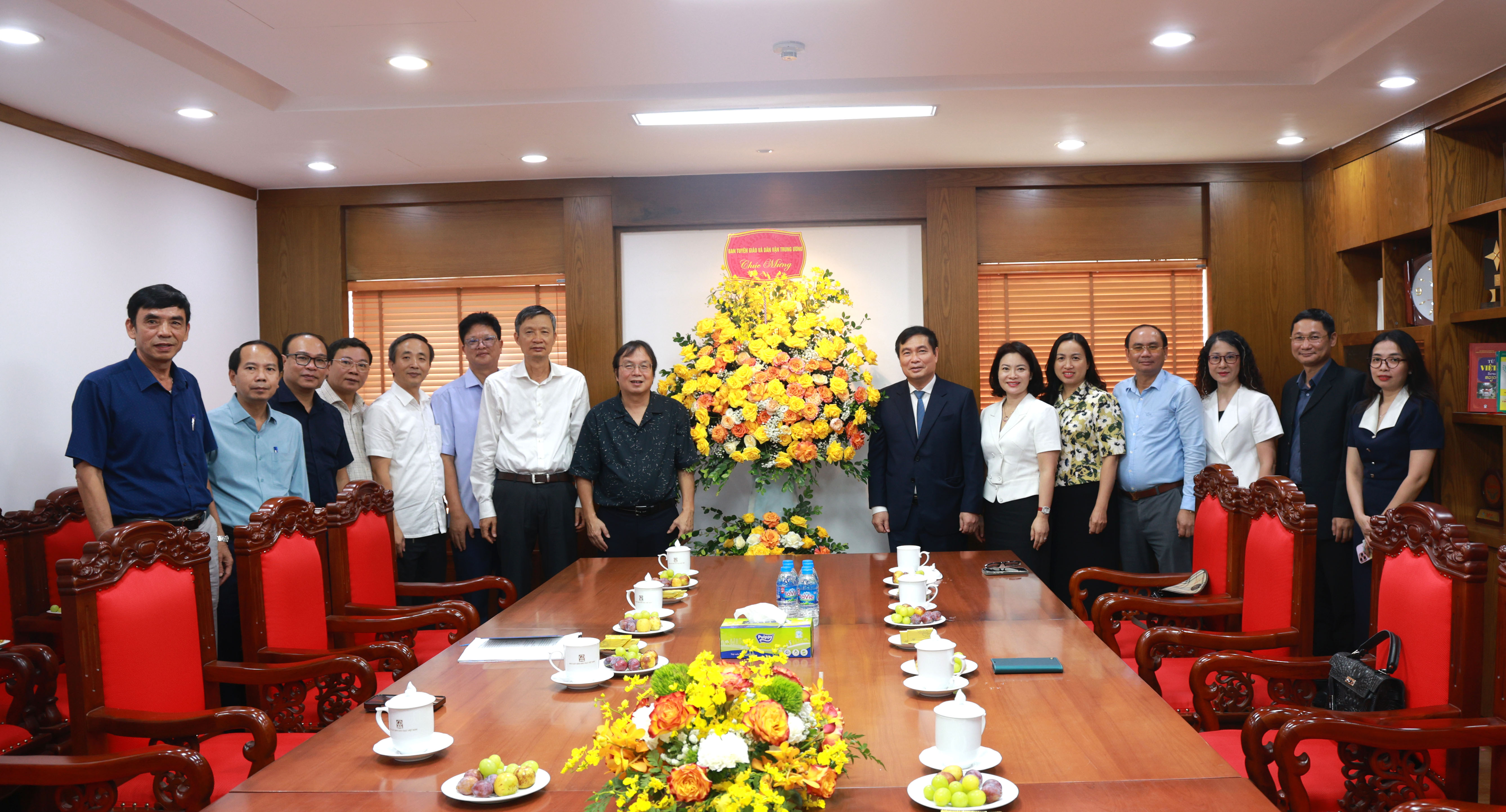 Ban Tuyên giáo và Dân vận Trung ương thăm, chúc mừng Nhà xuất bản Giáo dục Việt Nam nhân kỷ niệm 73 năm Ngành Xuất bản Việt Nam