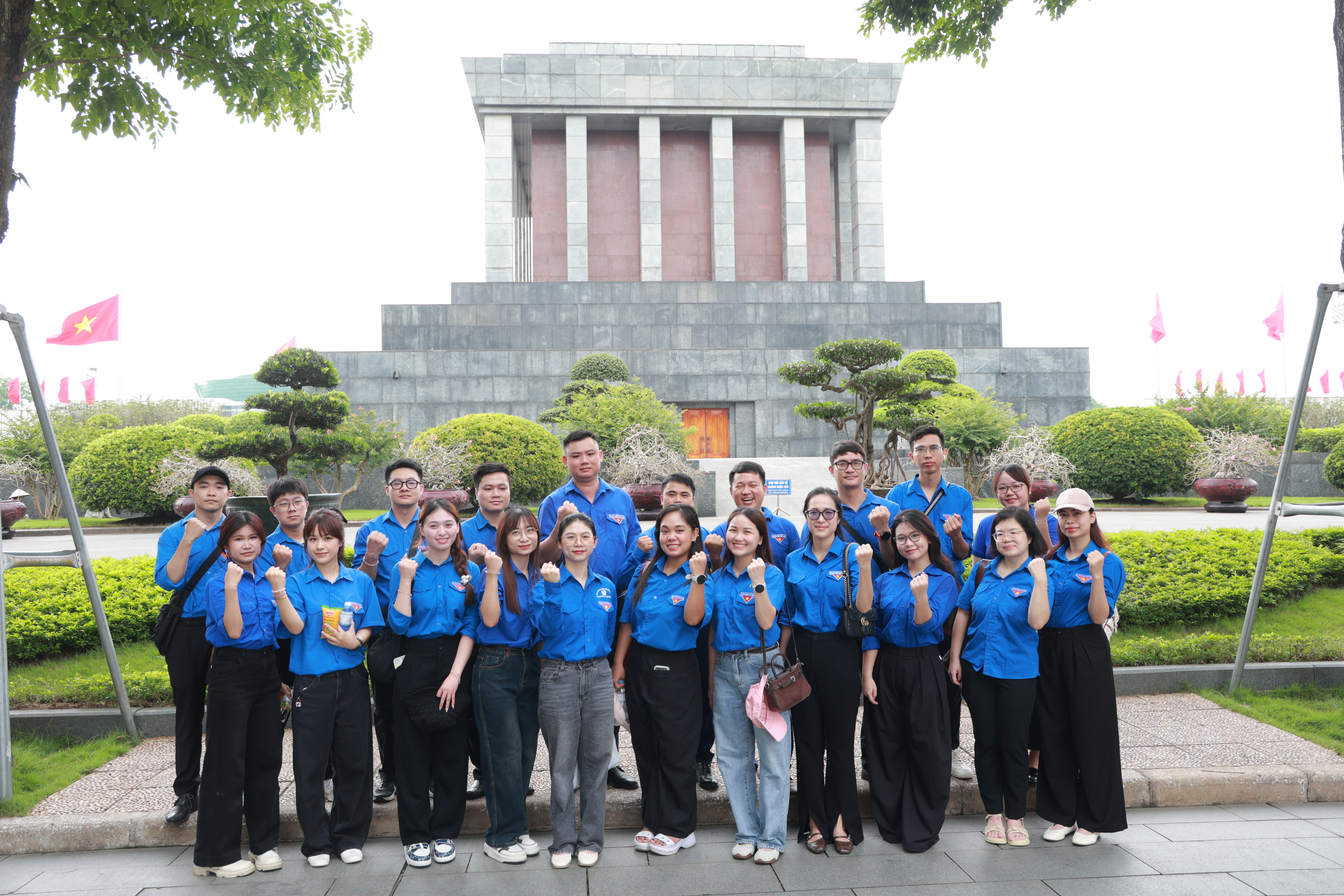 ĐOÀN THANH NIÊN NHÀ XUẤT BẢN GIÁO DỤC VIỆT NAM: TỔ CHỨC HOẠT ĐỘNG VỀ NGUỒN, VIẾNG LĂNG BÁC VÀ DÂNG HOA TƯỞNG NIỆM CÁC ANH HÙNG LIỆT SĨ