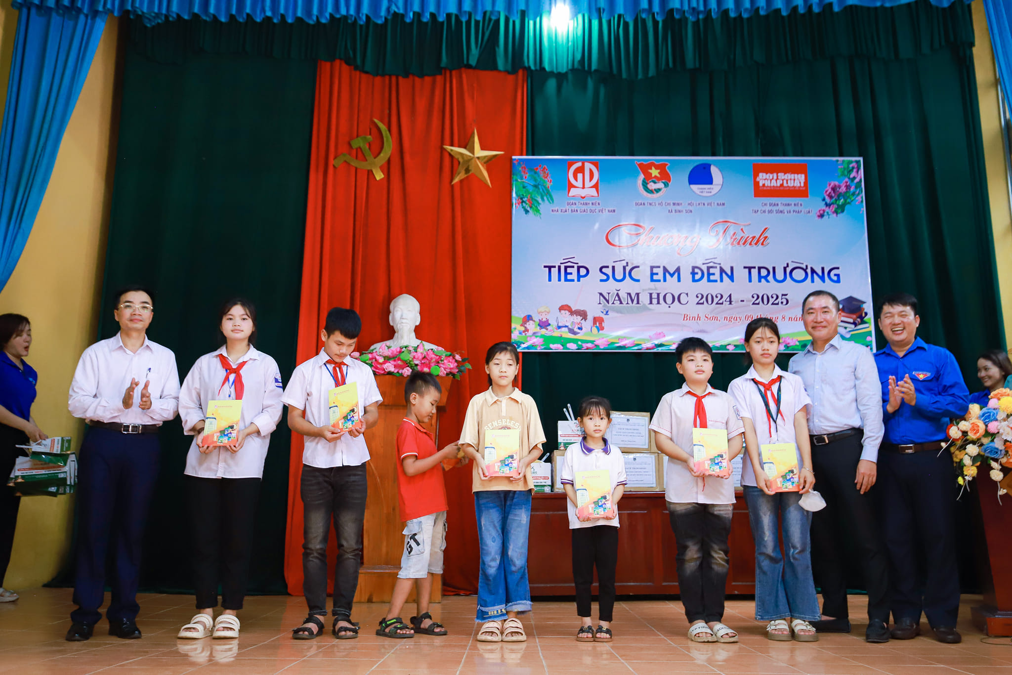 Nhà xuất bản Giáo dục Việt Nam và Tạp chí Đời sống & Pháp luật tổ chức chương trình "Tiếp bước em đến trường năm 2024"