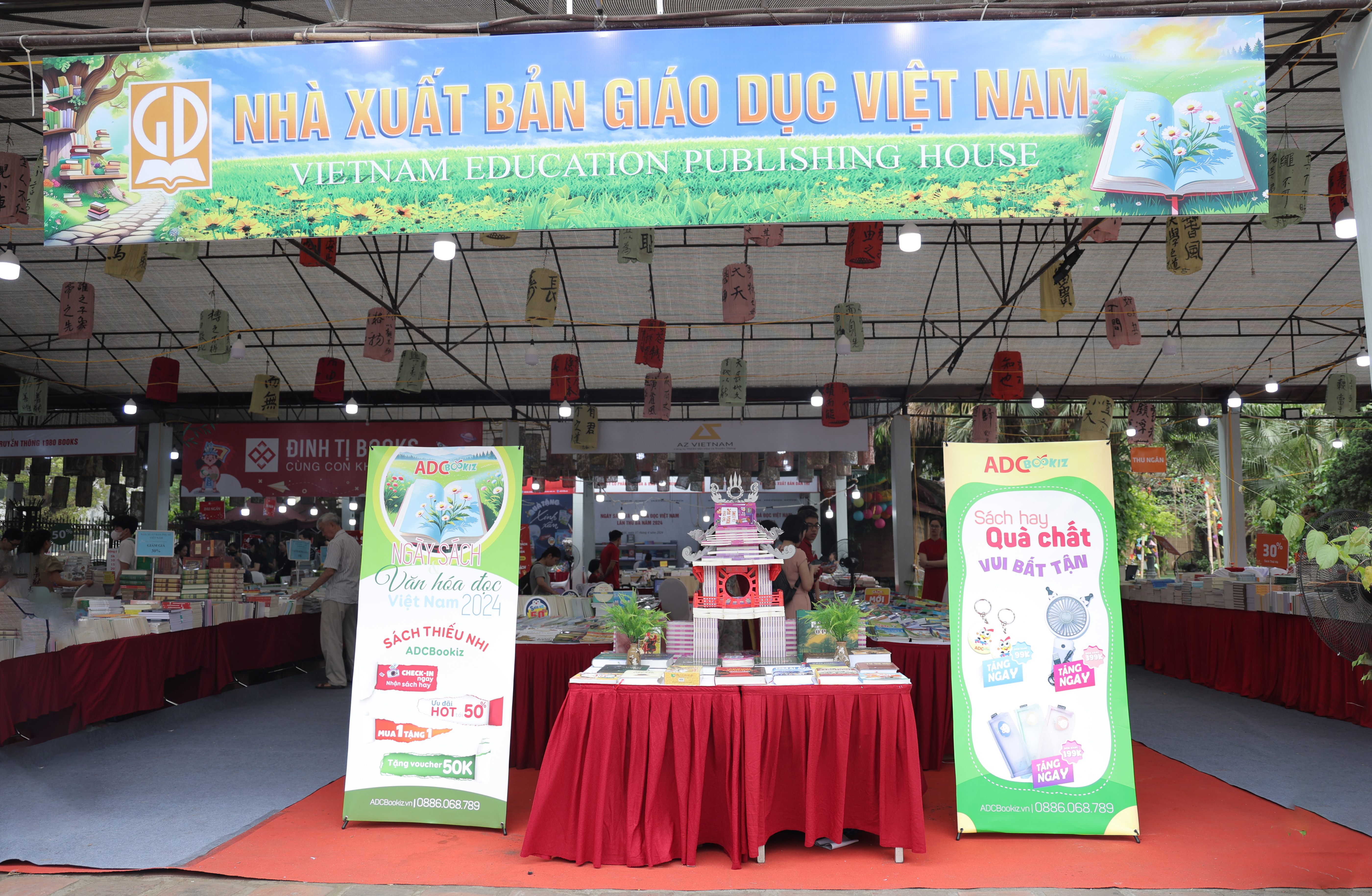 NHÀ XUẤT BẢN GIÁO DỤC VIỆT NAM THAM GIA HỘI SÁCH TẠI VĂN MIẾU QUỐC TỬ GIÁM