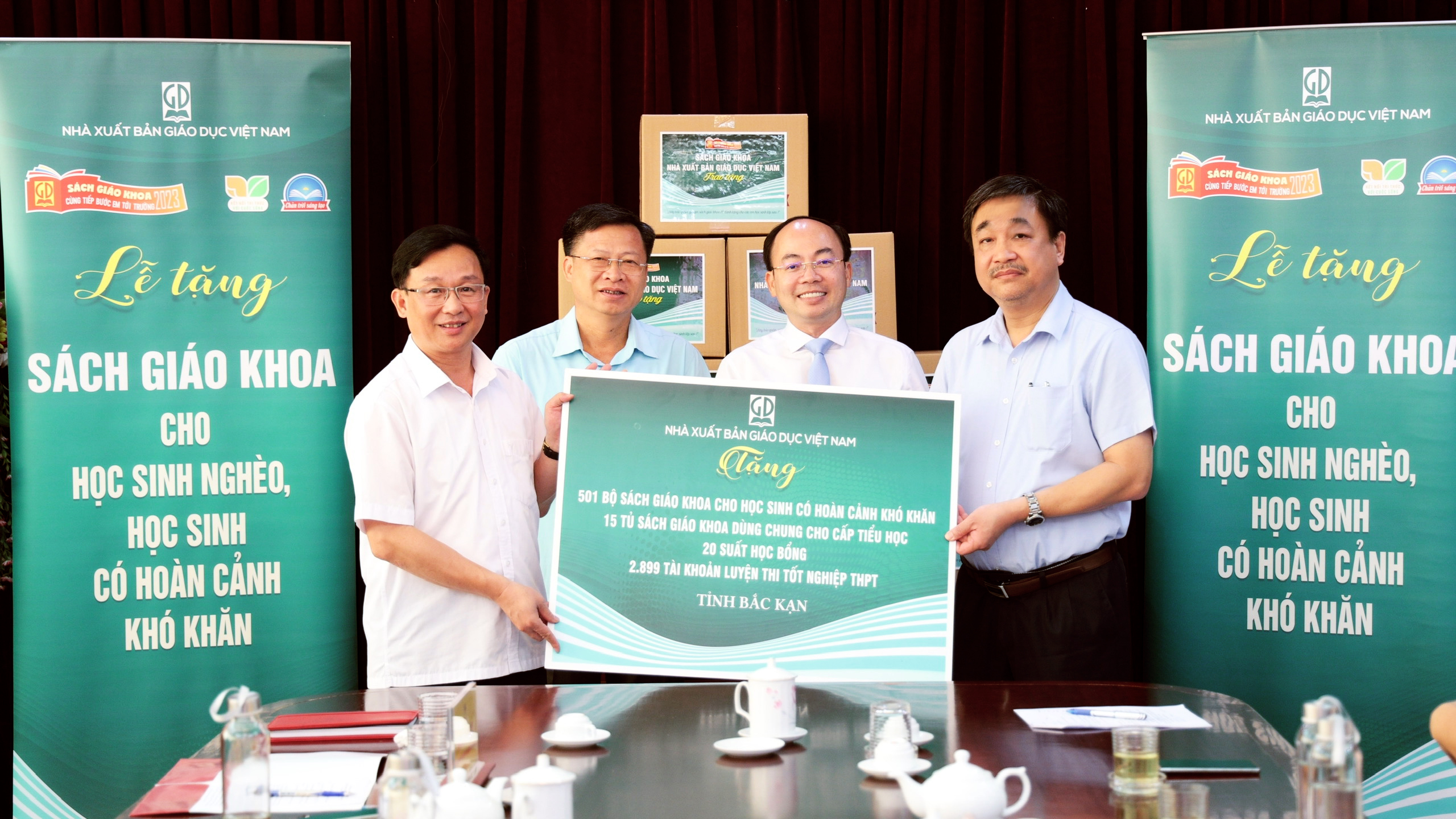 Nhà xuất bản Giáo dục Việt Nam trao tặng sách cho học sinh  và các thư viện trường học tỉnh Bắc Kạn