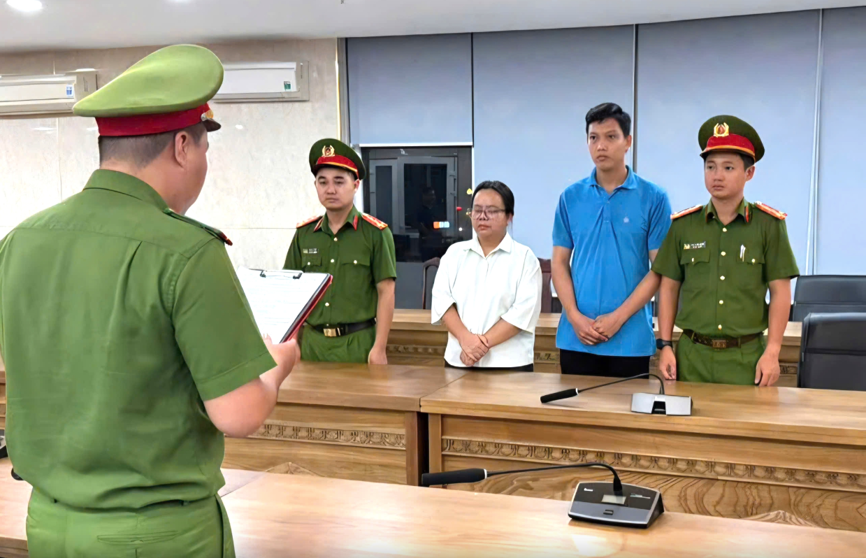 Lập website bán sách tiếng Anh điện tử lậu thu lợi hơn 1,5 tỷ đồng, 3 đối tượng bị bắt tạm giam