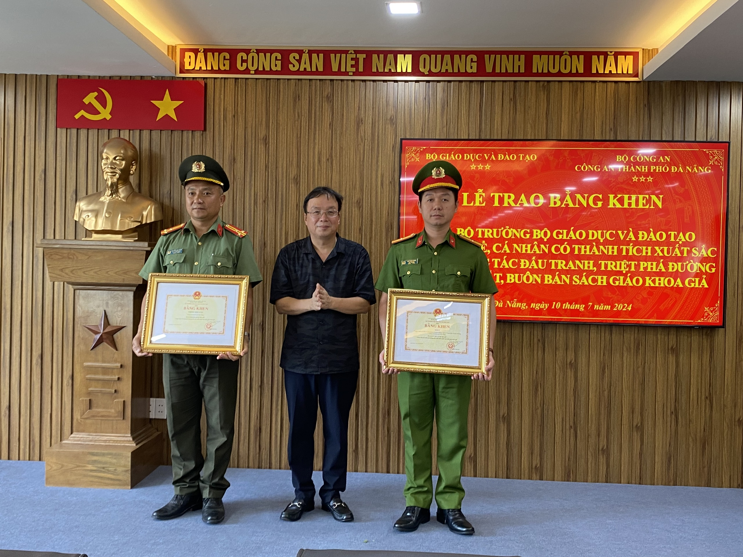 Bộ GD&ĐT trao tặng bằng khen cho Công an thành phố Đà Nẵng