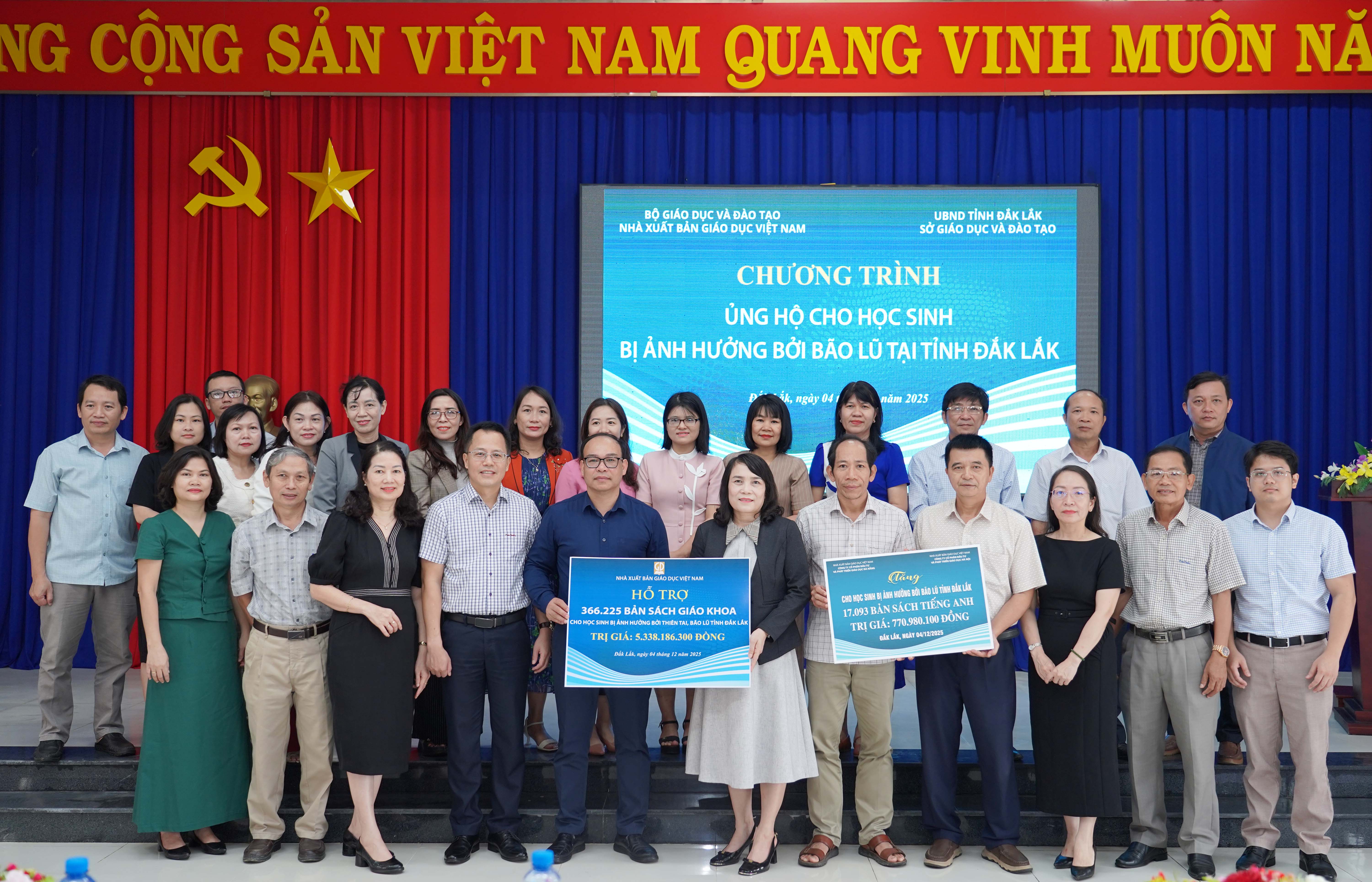 Nhà xuất bản Giáo dục Việt Nam hỗ trợ kịp thời 366 nghìn bản sách giáo khoa cho học sinh vùng lũ lụt tỉnh  Đắk Lắk
