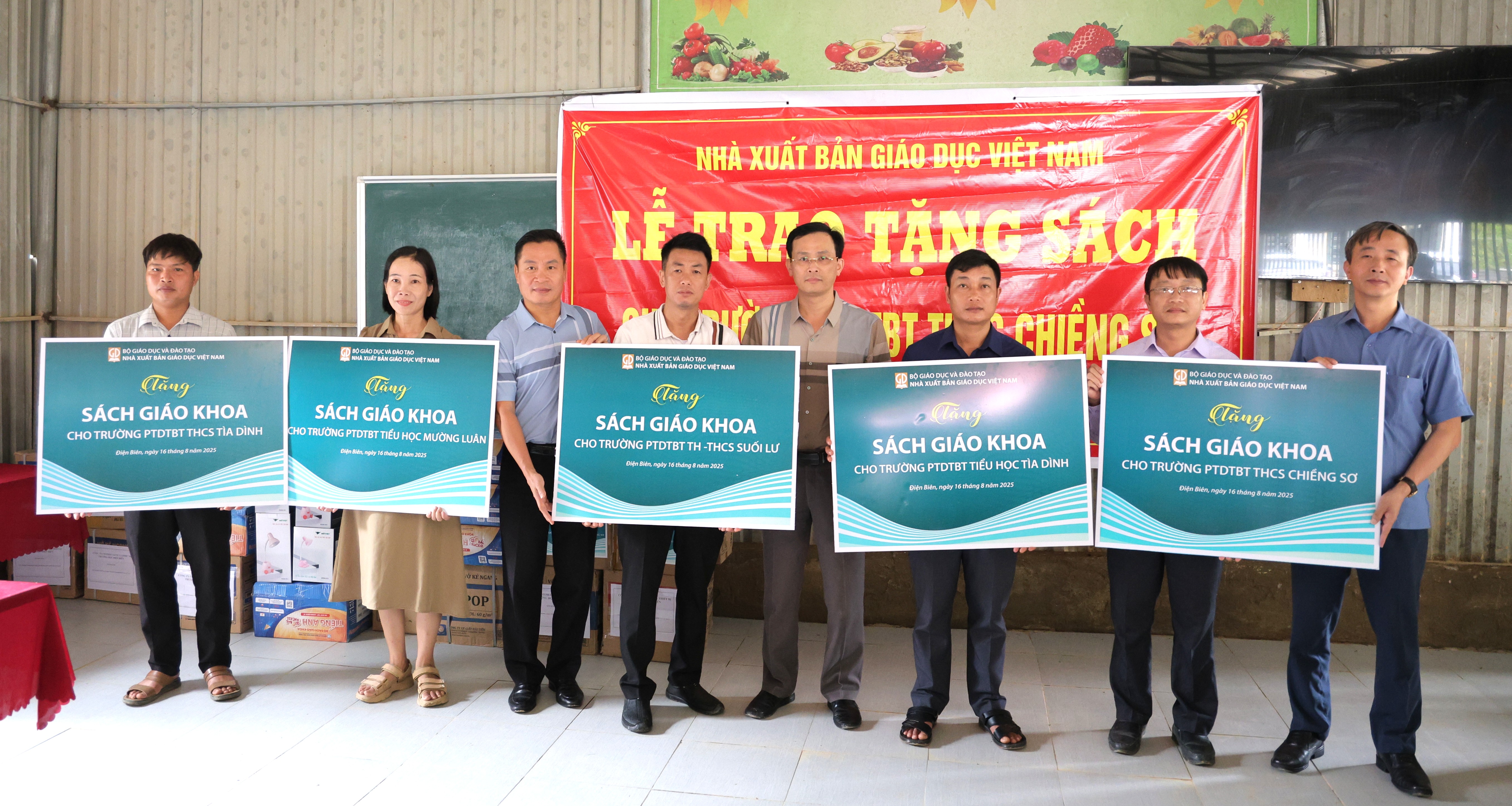 NXB GIÁO DỤC VIỆT NAM CAM KẾT ĐỒNG HÀNH CÙNG HỌC SINH VÀ CÁC TRƯỜNG HỌC VÙNG BÃO LŨ