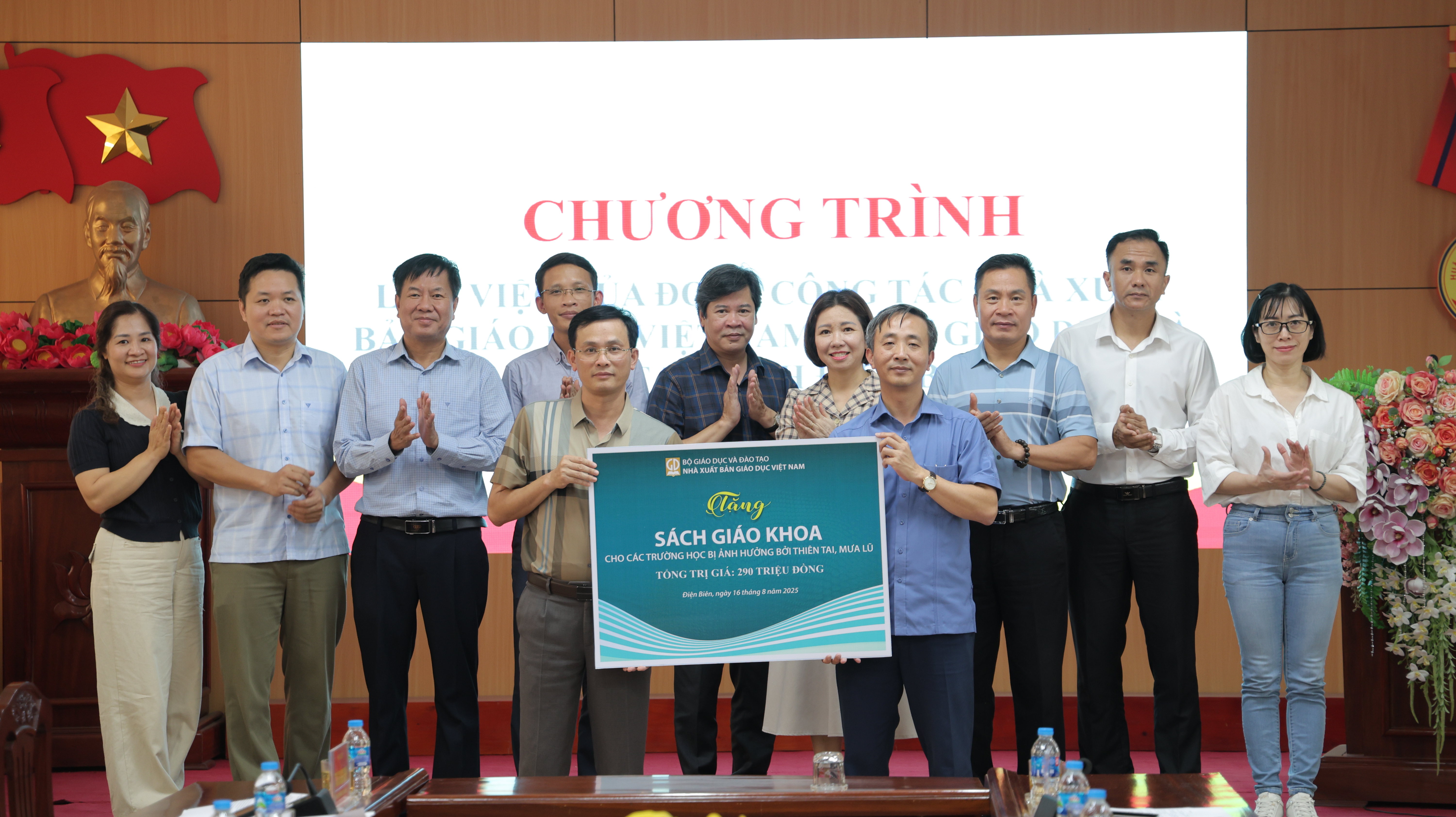 Nhà xuất bản Giáo dục Việt Nam trao hơn 1,2 triệu cuốn sách cho học sinh vùng lũ