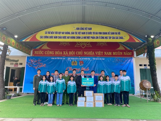 NHÀ XUẤT BẢN GIÁO DỤC VIỆT NAM CÙNG GÓP HƯƠNG XUÂN TỚI CÁC XÃ RẺO CAO BẮC KẠN